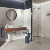 Foto van een moderne badkamer met een betegelde inloopdouche zonder deur en een glazen wand.